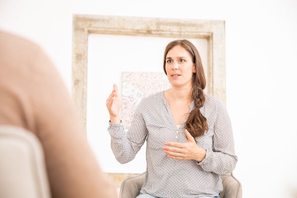 Dr. Verena Gruber beim Sprechen während einer Supervision